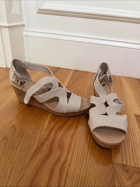 Dr. Scholl's Beige Textured Wedge Sandals